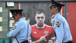 28 июня. Казань. Артем Дзюба на плакатах Кубка конфедераций, который он пропустил, показывает, какие цвета ему ближе всего?