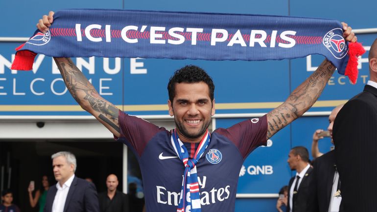 Среда. Париж. Презентация ДАНИ АЛВЕСА. Фото AFP Среда. Париж. Презентация ДАНИ АЛВЕСА. Фото AFP