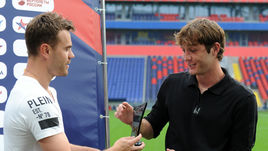 Четверг. Москва. Игорь АКИНФЕЕВ передает приз лучшему игроку сезона МАРИУ ФЕРНАНДЕСУ.