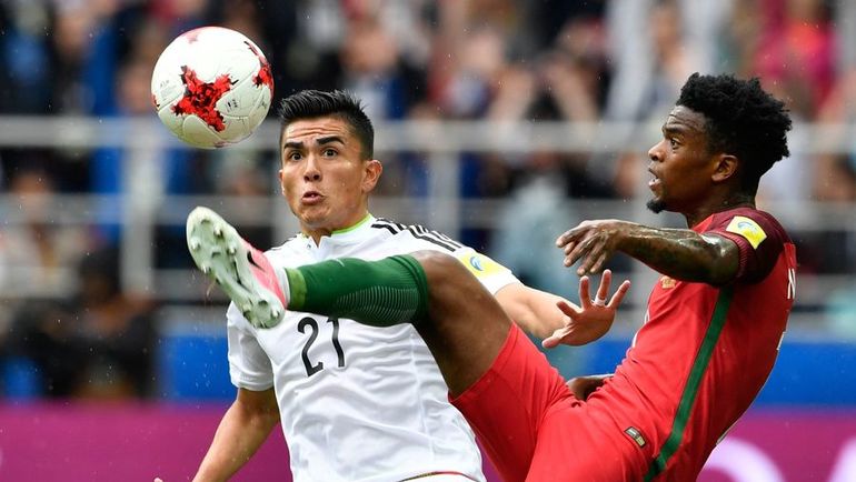 Нелсон СЕМЕДУ в борьбе с Луисом РЕЙЕСОМ. Фото AFP Нелсон СЕМЕДУ в борьбе с Луисом РЕЙЕСОМ. Фото AFP