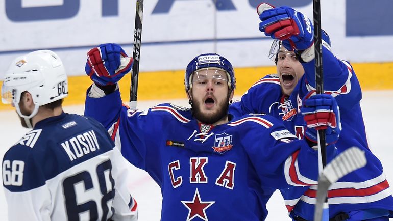 Евгений ДАДОНОВ - двукратный обладатель Кубка Гагарина в составе СКА. Фото Юрий КУЗЬМИН, photo.khl.ru Евгений ДАДОНОВ - двукратный обладатель Кубка Гагарина в составе СКА. Фото Юрий КУЗЬМИН, photo.khl.ru