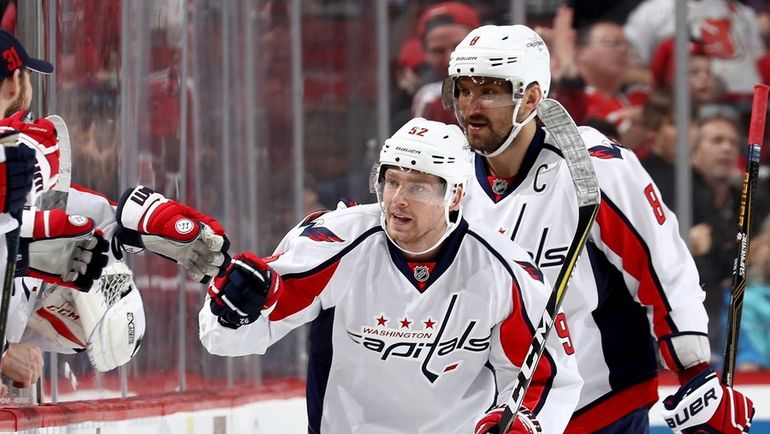 Евгений КУЗНЕЦОВ и Александр ОВЕЧКИН. Фото AFP Евгений КУЗНЕЦОВ и Александр ОВЕЧКИН. Фото AFP