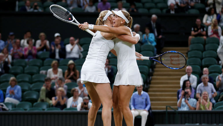 Суббота. Лондон. Екатерина МАКАРОВА (слева) и Елена ВЕСНИНА празднуют победу в финале Уимблдона. Фото REUTERS Суббота. Лондон. Екатерина МАКАРОВА (слева) и Елена ВЕСНИНА празднуют победу в финале Уимблдона. Фото REUTERS