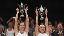 Суббота. Лондон. Екатерина МАКАРОВА (слева) и Елена ВЕСНИНА.