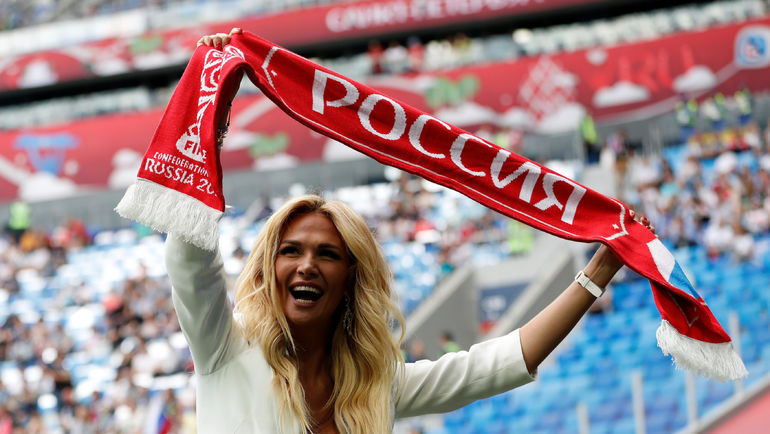 17 июня. Санкт-Петербург. Россия - Новая Зеландия - 2:0. Виктория ЛОПЫРЕВА поддерживает российскую команду. Фото AFP 17 июня. Санкт-Петербург. Россия - Новая Зеландия - 2:0. Виктория ЛОПЫРЕВА поддерживает российскую команду. Фото AFP