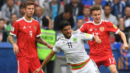 24 июня. Казань. Мексика - Россия - 2:1. Россияне Федор СМОЛОВ и Александр ГОЛОВИН против мексиканца Карлоса Велы.