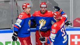 За время межсезонья ЦСКА подписал сразу нескольких игроков сборной России: нападающих Максима ШАЛУНОВА (слева) и Сергея ШУМАКОВА (в центре)...