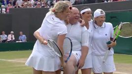 Уимблдон-2017: злобные жуки, носилки на корте и фанат в юбке