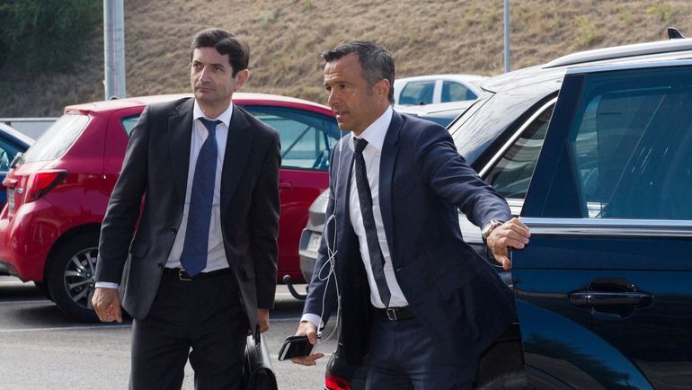 Жорже МЕНДЕШ (справа) на слушаниях по делу Радамеля Фалькао. Фото AFP Жорже МЕНДЕШ (справа) на слушаниях по делу Радамеля Фалькао. Фото AFP