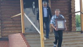 Александр ТИХОНОВ (слева).