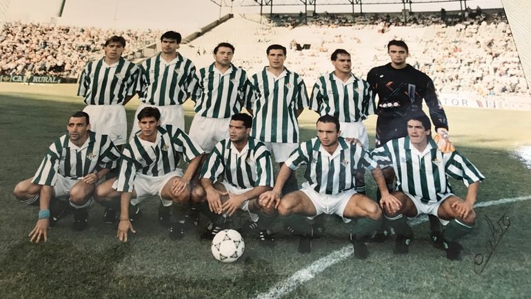 Вели КАСУМОВ (третий справа в верхнем ряду). Фото Из архива Вели Касумова Вели КАСУМОВ (третий справа в верхнем ряду). Фото Из архива Вели Касумова