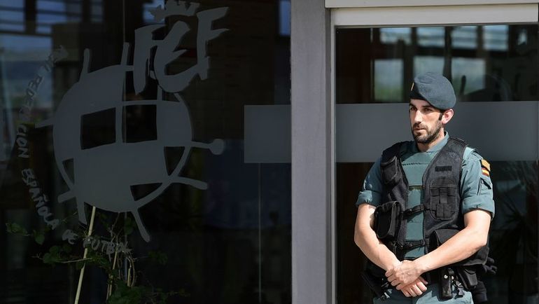 Понедельник. Лас-Росас. Обыски в офисе Федерации футбола Испании. Фото REUTERS Понедельник. Лас-Росас. Обыски в офисе Федерации футбола Испании. Фото REUTERS