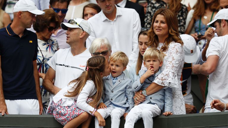 Воскресенье. Лондон. Жена Роджера Федерера Мирка с сыновьями-близнецами и одной из дочерей на финале Уимблдонского турнира. Фото REUTERS Воскресенье. Лондон. Жена Роджера Федерера Мирка с сыновьями-близнецами и одной из дочерей на финале Уимблдонского турнира. Фото REUTERS
