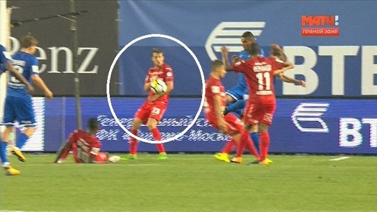 83-я минута. Спорный момент в штрафной красно-белых. 83-я минута. Спорный момент в штрафной красно-белых.
