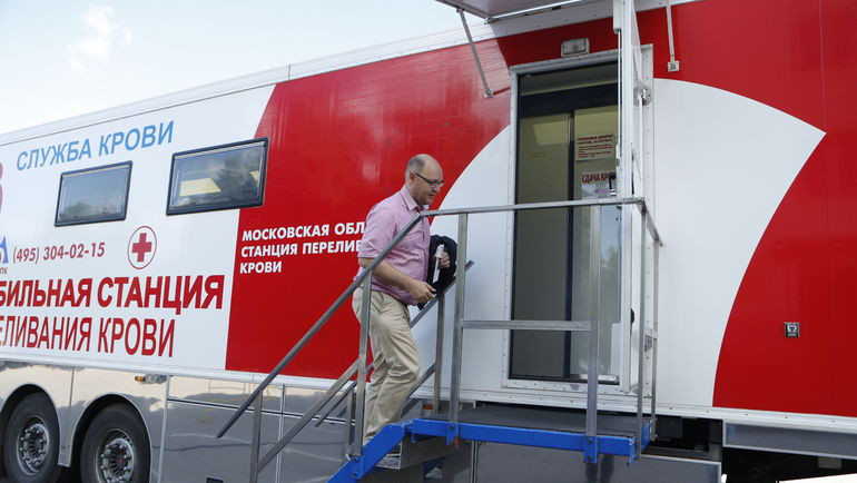 Илья ГЕРКУС поднимается в передвижную станцию переливания крови. Илья ГЕРКУС поднимается в передвижную станцию переливания крови.