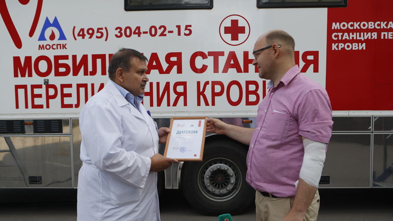 Илья ГЕРКУС получает благодарность за участие в акции. Илья ГЕРКУС получает благодарность за участие в акции.