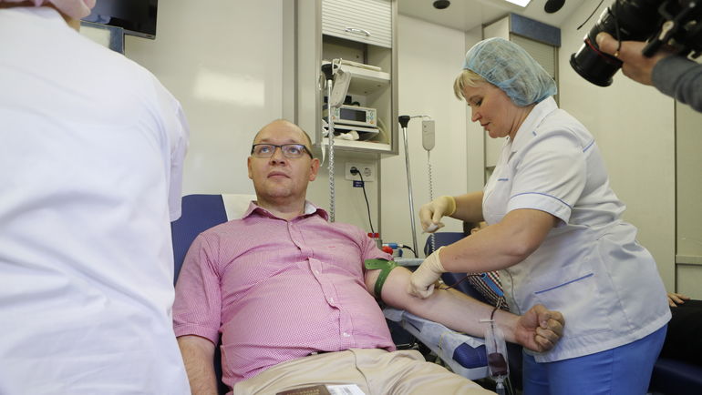 Илья ГЕРКУС в передвижной станции переливания крови. Илья ГЕРКУС в передвижной станции переливания крови.