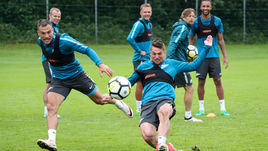 2 июля. Кицбюэль. Йоан МОЛЛО (слева) и Роберт МАК не смогли убедить Роберто Манчини в том, что нужны команде.