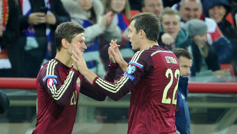 12 октября 2015 года. Москва. Тушино. Россия - Черногория - 2:0. Федор СМОЛОВ (слева) выходит на поле вместо Артема ДЗЮБЫ. Фото Алексей ИВАНОВ 12 октября 2015 года. Москва. Тушино. Россия - Черногория - 2:0. Федор СМОЛОВ (слева) выходит на поле вместо Артема ДЗЮБЫ. Фото Алексей ИВАНОВ