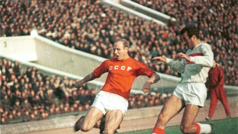 16 октября 1966 года. Москва. СССР - Турция - 0:2. Эдуард СТРЕЛЬЦОВ (слева). Фото Анатолий БОЧИНИН 16 октября 1966 года. Москва. СССР - Турция - 0:2. Эдуард СТРЕЛЬЦОВ (слева). Фото Анатолий БОЧИНИН