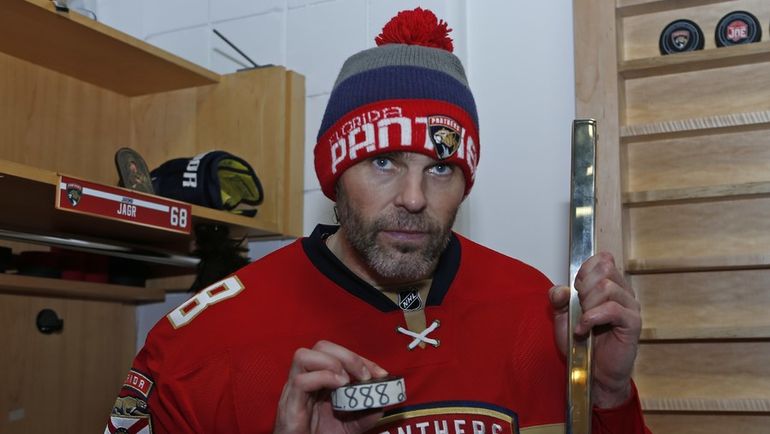 Яромир ЯГР с шайбой после того, как он вышел на второе место по набранным очкам в истории НХЛ. Фото AFP Яромир ЯГР с шайбой после того, как он вышел на второе место по набранным очкам в истории НХЛ. Фото AFP