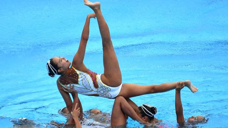Вместо синхронного плавания - акробатическое. Фото AFP Вместо синхронного плавания - акробатическое. Фото AFP