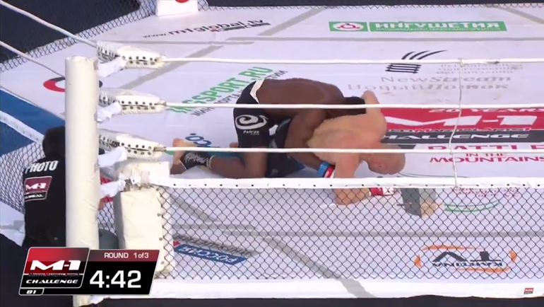 Мондрагон переводит Харитонова в партер. Мондрагон переводит Харитонова в партер.