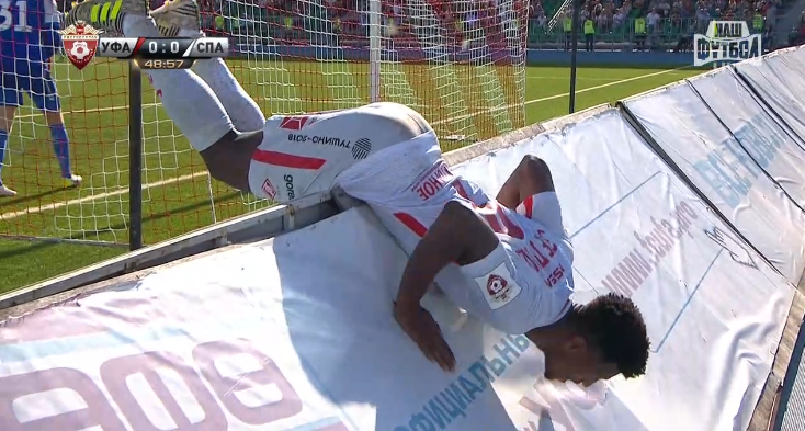 Удар Зе Луиша головой. Удар Зе Луиша головой.