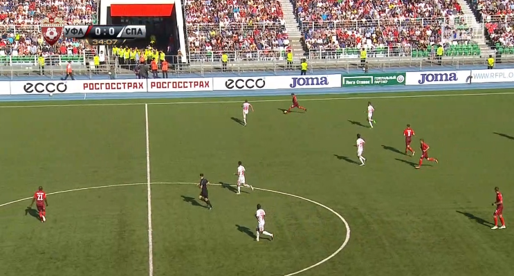 Ребров спасает после удара Игбуна. Ребров спасает после удара Игбуна.