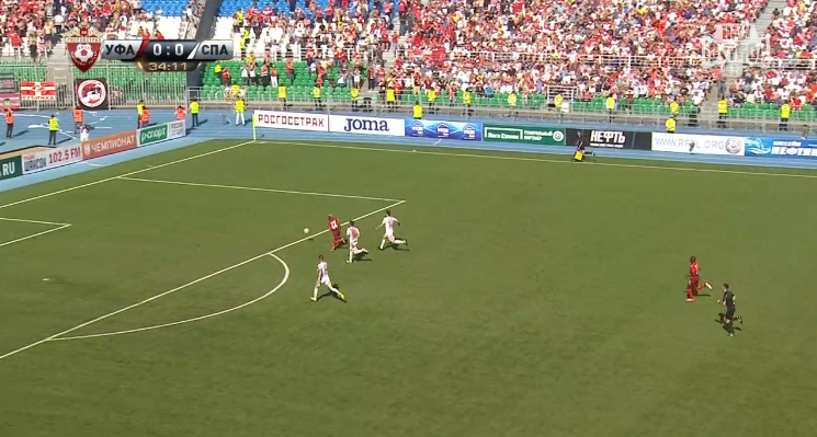 Ребров спасает после удара Игбуна. Ребров спасает после удара Игбуна.