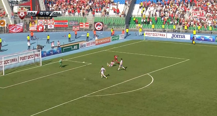 Ребров спасает после удара Игбуна. Ребров спасает после удара Игбуна.