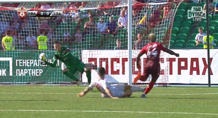 Ребров спасает после удара Игбуна. Ребров спасает после удара Игбуна.