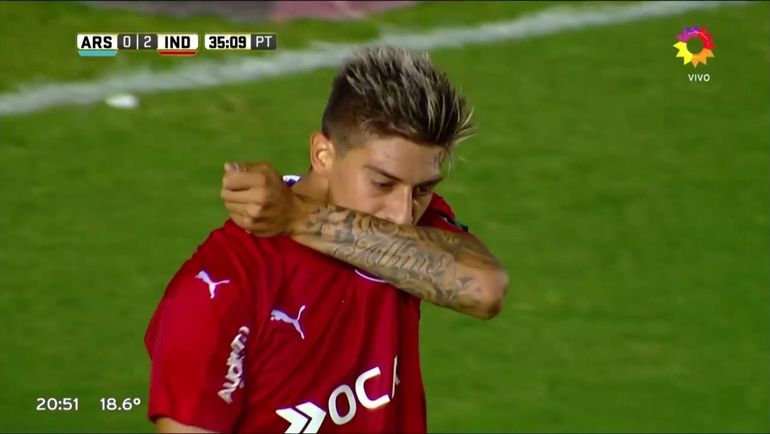 Эмилиано РИГОНИ целует татуировку, сделанную в память о деде. Эмилиано РИГОНИ целует татуировку, сделанную в память о деде.