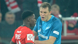 Спартаковец Квинси ПРОМЕС и зенитовец Артем ДЗЮБА.