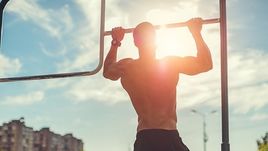 Турник - один из главных снарядов в воркауте.