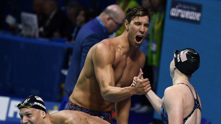 Американцы празднуют победу в смешанной комплексной эстафете. Фото AFP Американцы празднуют победу в смешанной комплексной эстафете. Фото AFP