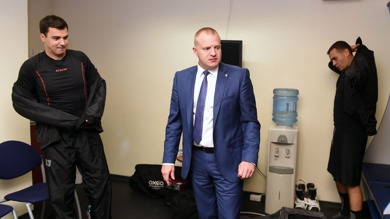 Главный арбитр КХЛ Алексей АНИСИМОВ (в центре). Фото Юрий КУЗЬМИН, photo.khl.ru Главный арбитр КХЛ Алексей АНИСИМОВ (в центре). Фото Юрий КУЗЬМИН, photo.khl.ru
