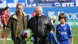 Валерий МАСЛОВ (в центре).