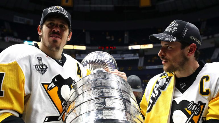 Евгений МАЛКИН (слева) и Сидни КРОСБИ с Кубком Стэнли. Фото AFP Евгений МАЛКИН (слева) и Сидни КРОСБИ с Кубком Стэнли. Фото AFP