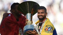 Томас РИНКОН с трофеем, который вручается чемпиону Италии.