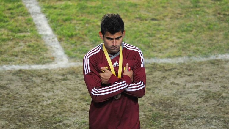 23 июля 2011 года. Перу - Венесуэла - 4:1. Томас РИНКОН после проигранного матча за третье место на Кубке Америки. Фото AFP 23 июля 2011 года. Перу - Венесуэла - 4:1. Томас РИНКОН после проигранного матча за третье место на Кубке Америки. Фото AFP