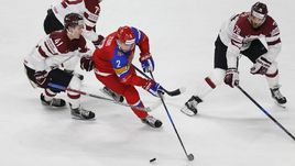 Виталий ПАВЛОВ (справа) против Артема ЗУБА в матче ЧМ-2017 с Россией.