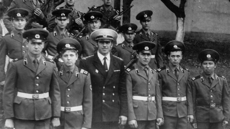 Вратарь сборной СССР Владимир АСТАПОВСКИЙ (в центре) играл за СКЧФ, ЦСКА и хабаровский СКА. До начала большой карьеры провел год во флоте - служил на торпедном катере, а после - на Камчатке в звании капитана отвечал за ремонт техники до перевода в подмосковную Кубинку. Вратарь сборной СССР Владимир АСТАПОВСКИЙ (в центре) играл за СКЧФ, ЦСКА и хабаровский СКА. До начала большой карьеры провел год во флоте - служил на торпедном катере, а после - на Камчатке в звании капитана отвечал за ремонт техники до перевода в подмосковную Кубинку.