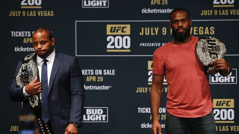 27 апреля 2016 года. Даниэль КОРМЬЕ (слева) и Джон ДЖОНС перед сорванным боем. Фото AFP 27 апреля 2016 года. Даниэль КОРМЬЕ (слева) и Джон ДЖОНС перед сорванным боем. Фото AFP