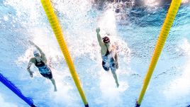 Вероника ПОПОВА (слева) и Кэти ЛЕДЕКИ во время финального заплыва на дистанции 200 метров вольным стилем.