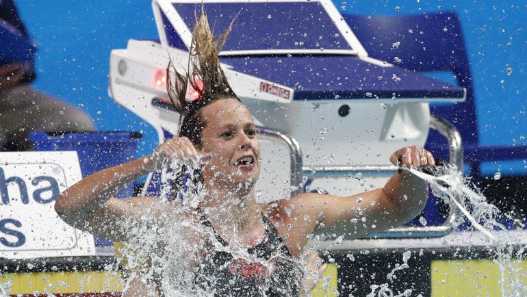 Федерика ПЕЛЛЕГРИНИ празднует победу на 200-метровке вольным стилем. Фото AFP Федерика ПЕЛЛЕГРИНИ празднует победу на 200-метровке вольным стилем. Фото AFP