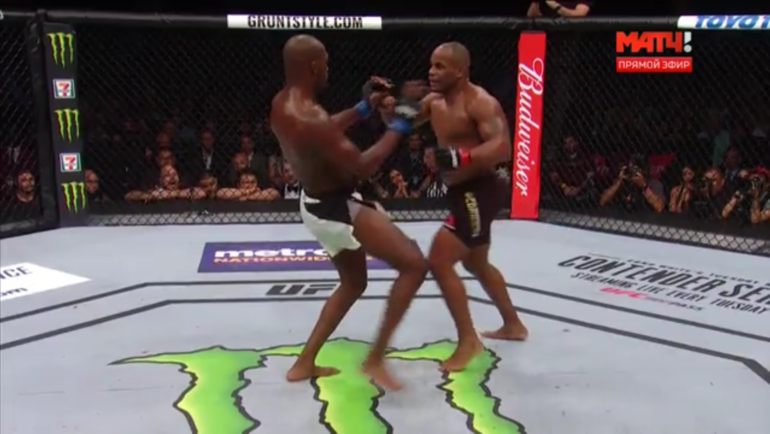 В третьем раунде ДЖОНС выжидал. В третьем раунде ДЖОНС выжидал.