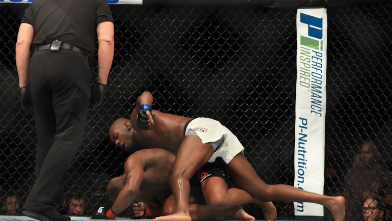 Бой завершился в третьем раунде. Фото AFP Бой завершился в третьем раунде. Фото AFP