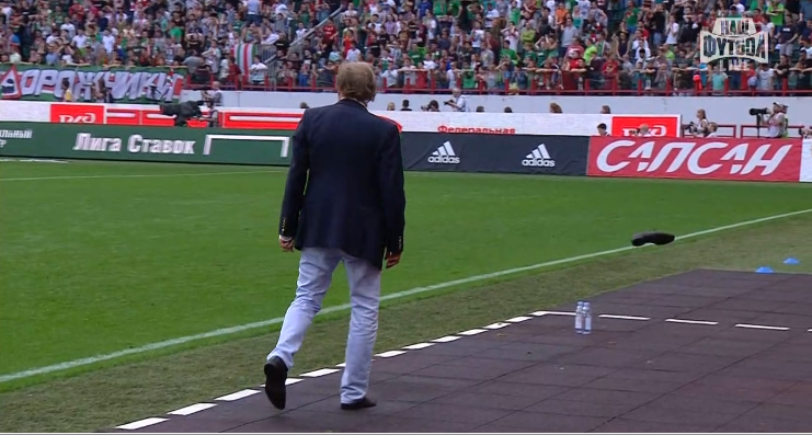 После удара у Семина с ноги слетел ботинок. После удара у Семина с ноги слетел ботинок.