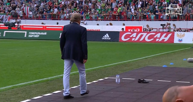 Ботинок с ноги Семина улетел на несколько метров. Ботинок с ноги Семина улетел на несколько метров.